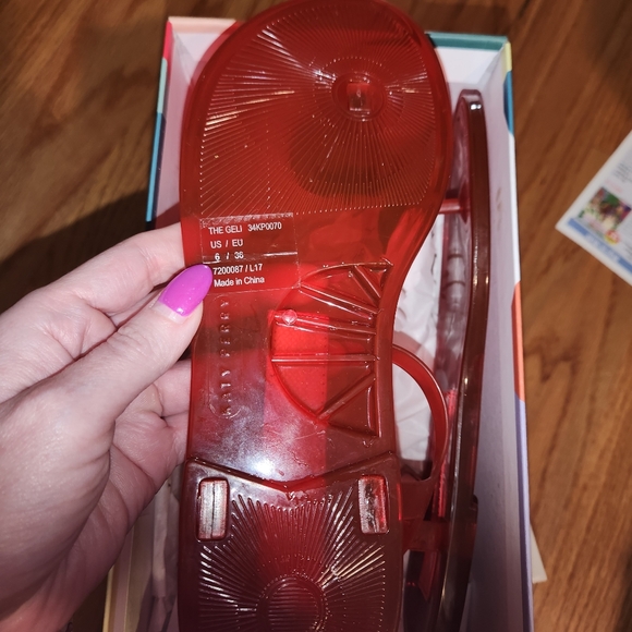 Katy Perry 'The Geli' Strawberry Sandal: Size 6 - Picture 4 of 4